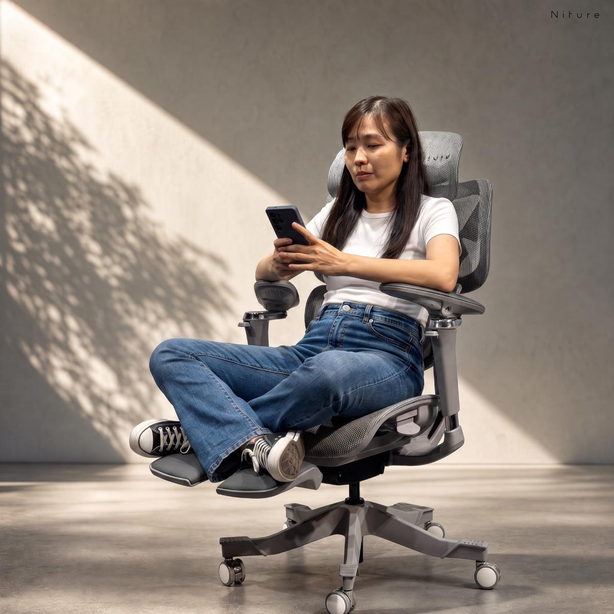 Niture Sinc 2 Sitting Crossed Legs